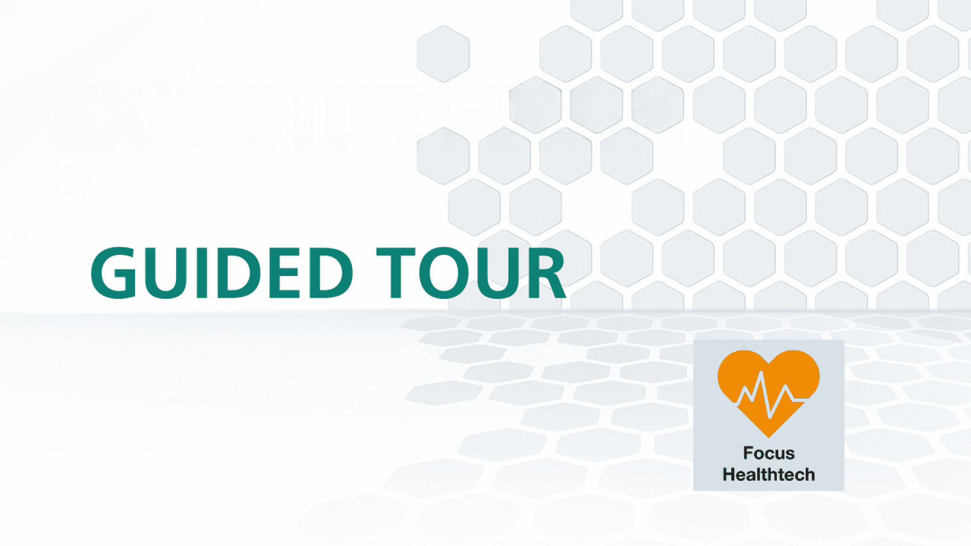 Text „Geführte Tour“ auf weißem Hintergrund mit grauen Sechseckmustern. In der unteren rechten Ecke sind ein orangefarbenes Herz mit einer Herzschlaglinie und die Worte „Focus Healthtech“ zu sehen.