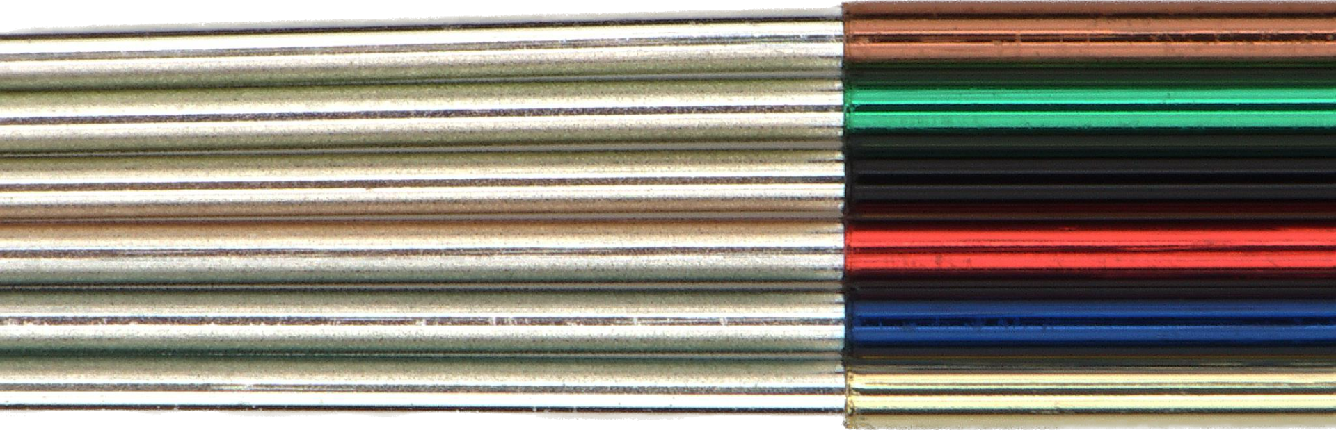 Eine Nahaufnahme von zehn nebeneinander angeordneten metallischen Trinkhalmen, jeder in einer anderen Farbe: Silber, Gold, Kupfer, Grün, Schwarz, Rot, Blau und eine Mischung aus Gold- und Silbertönen.