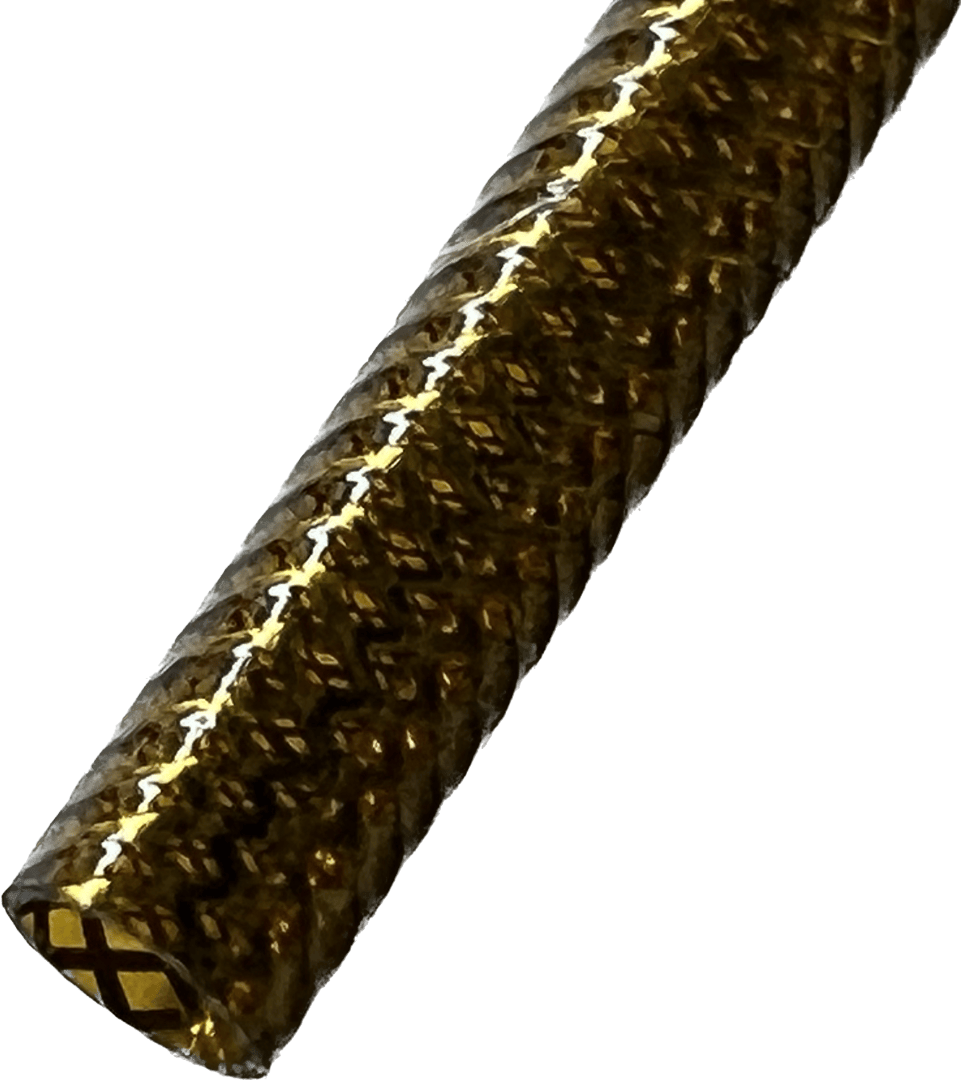 Eine Nahaufnahme eines goldfarbenen geflochtenen Kabels oder Schlauchs. Die strukturierte Oberfläche und ein Querschnitt an einem Ende sind zu sehen. Der Hintergrund ist transparent.