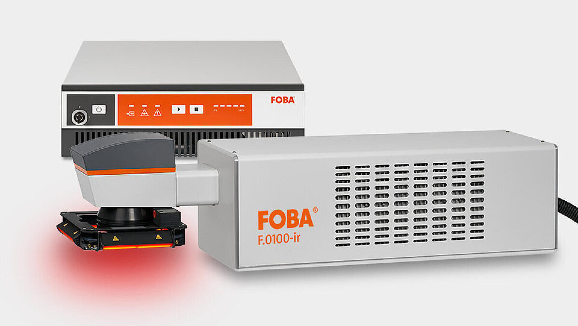 Industrielles Lasermarkiersystem FOBA F.0100-ir mit Steuergerät und Markierkopf in grau-orangem Farbschema und roter Beleuchtung unter dem Markierkopf.