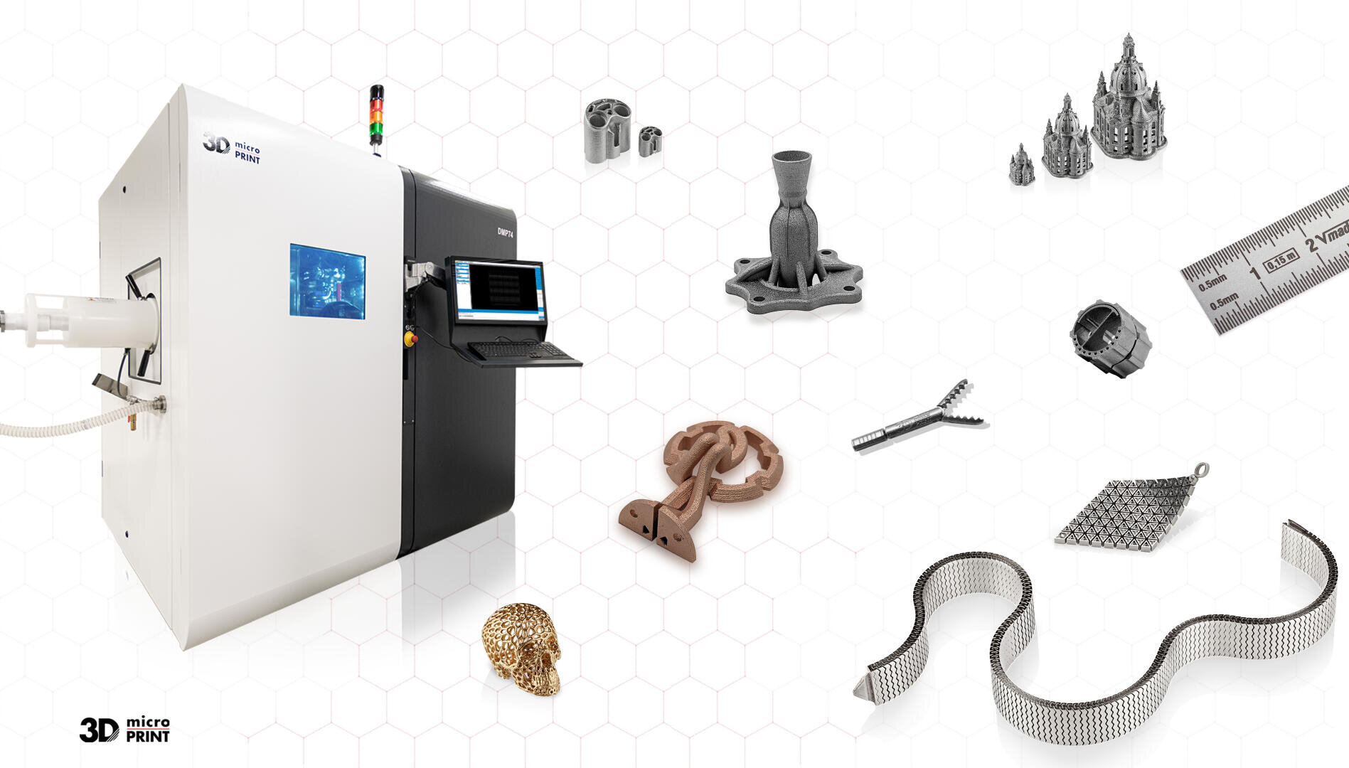 Links steht eine 3D-Mikrodruckmaschine mit Bildschirm und Bedienfeld, umgeben von verschiedenen kleinen, aufwendig gedruckten Metallobjekten und einem Lineal auf weißem, sechseckig gemustertem Hintergrund.