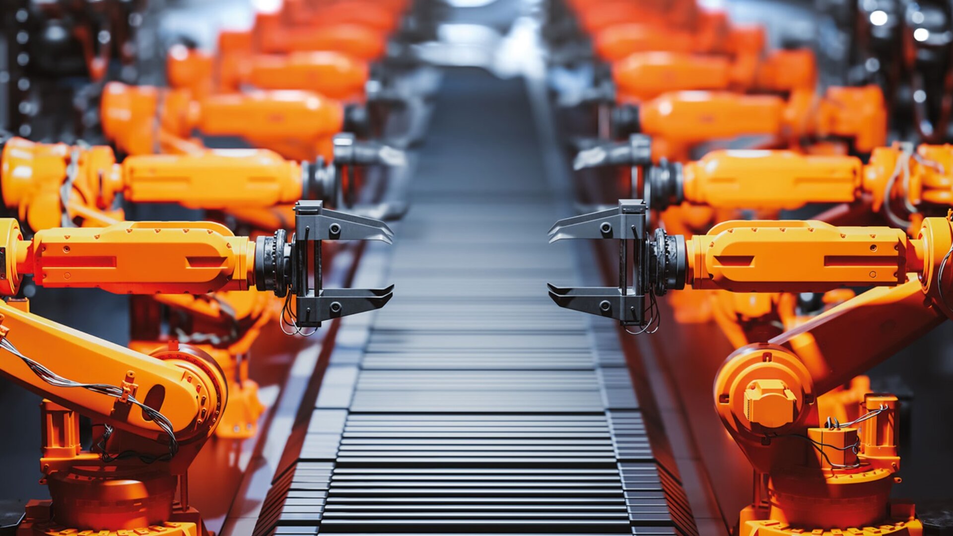 Mehrere orangefarbene Roboterarme sind auf beiden Seiten eines Förderbands in einer industriellen Umgebung positioniert, was an ein automatisiertes Fließband in einer modernen Fabrik erinnert.