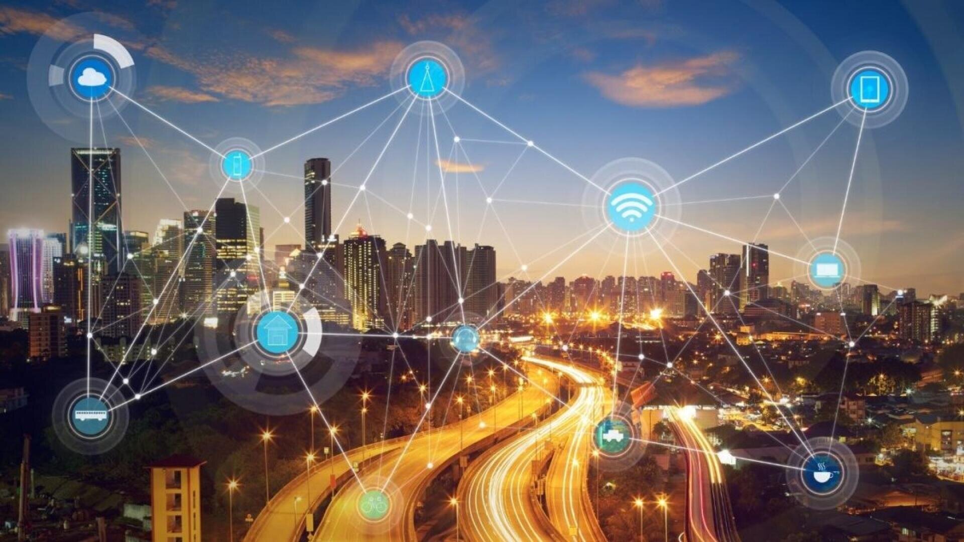 Eine Stadtsilhouette in der Abenddämmerung mit beleuchteten Gebäuden und Straßen, überlagert von digitalen Netzsymbolen und Verbindungslinien, die Smart-City-Technologie und Konnektivität darstellen.