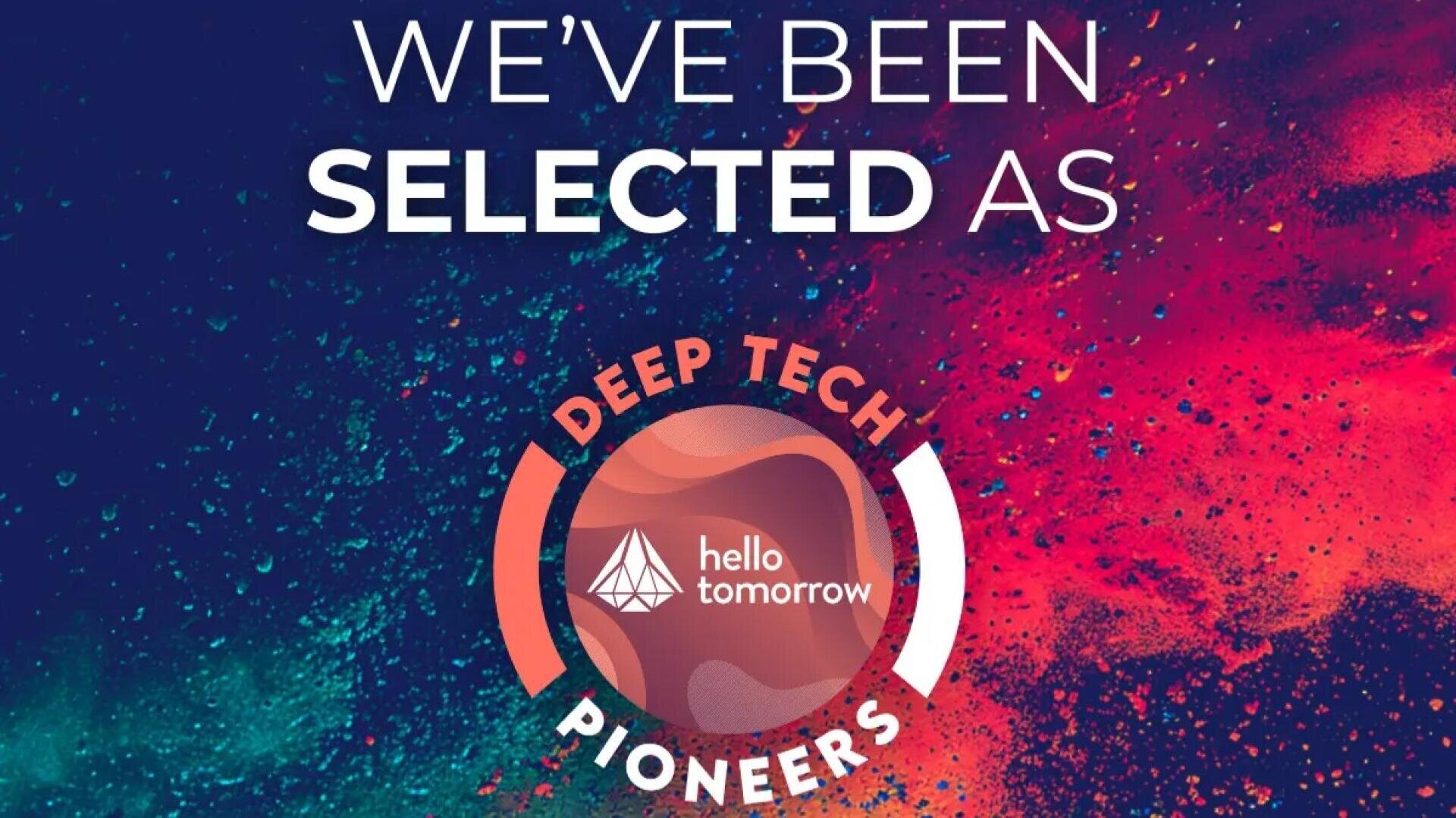 Textgrafik mit farbenfrohem Hintergrund mit der Aufschrift WEVE BEEN SELECTED AS DEEP TECH PIONEERS und dem Logo von hello tomorrow in der Mitte.