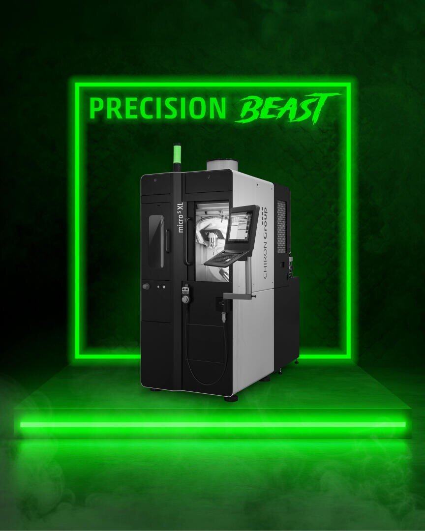 Eine elegante Industriemaschine steht unter einem neongrünen Schild mit der Aufschrift PRECISION BEAST, umgeben von grüner Beleuchtung und Nebel, der ihr modernes und hochtechnisches Design unterstreicht.