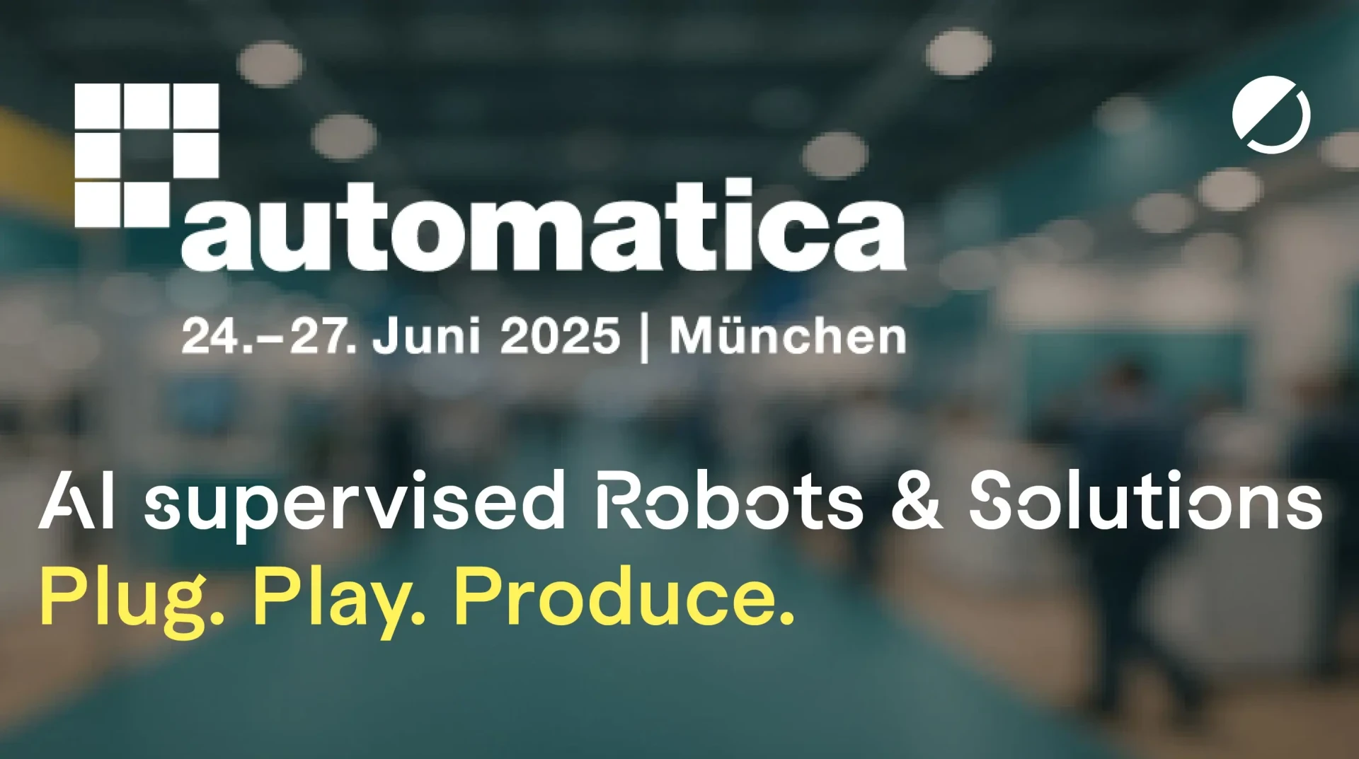 Veranstaltungsbanner zur automatica, die vom 24. bis 27. Juni 2025 in München stattfindet. Text: „KI-gesteuerte Roboter & Lösungen. Plug. Play. Produzieren.“ Unscharfer Hintergrund zeigt eine Ausstellungshalle mit Menschen.