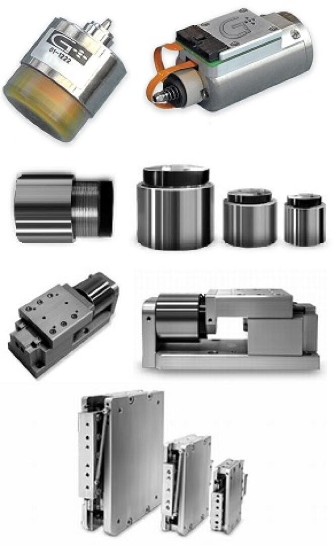 Eine Sammlung verschiedener feinmechanischer Komponenten, darunter Aktuatoren, Linearführungen, Drehdurchführungen und Metalllager, die in Reihen vor einem weißen Hintergrund angeordnet sind.
