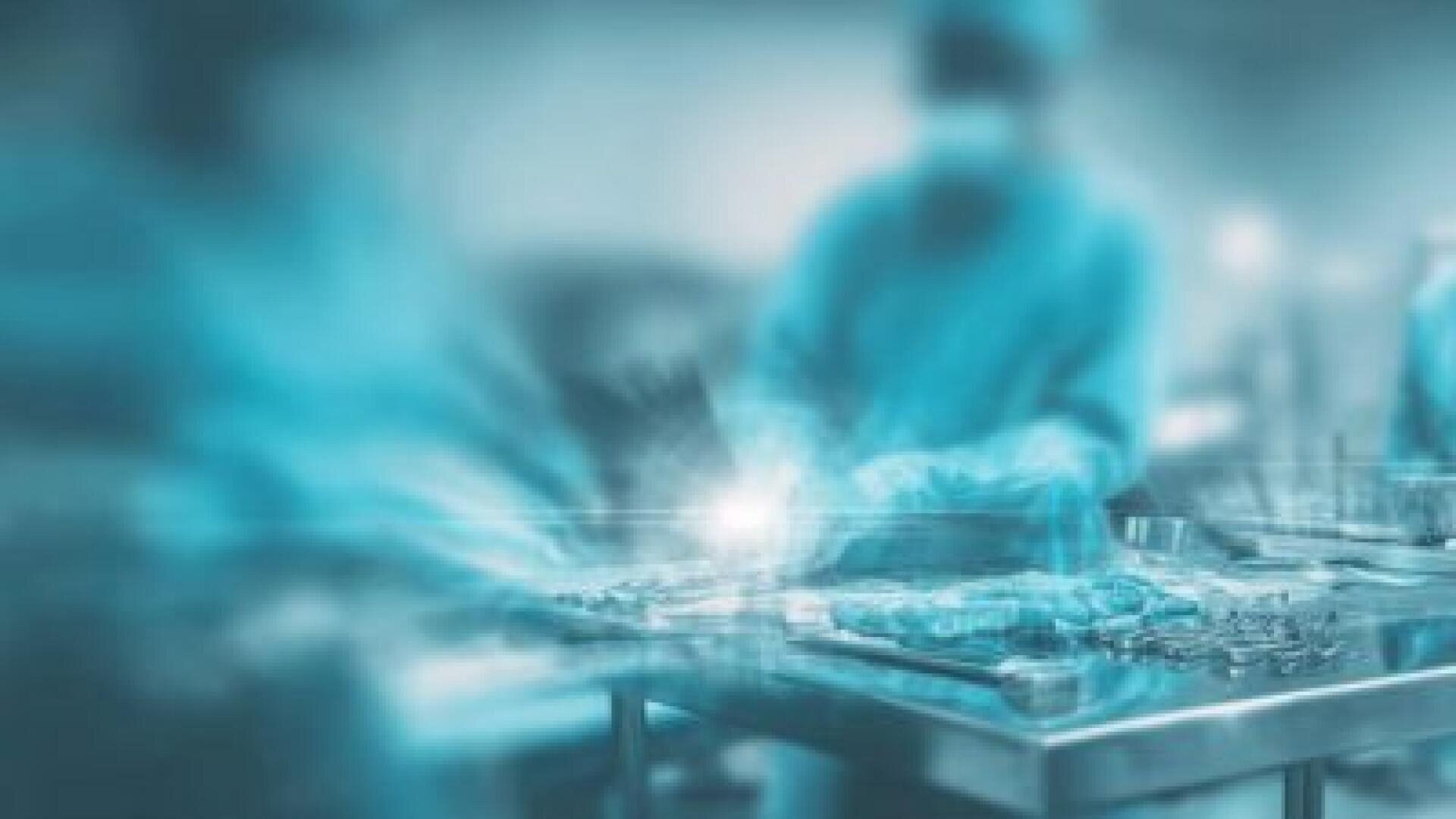 Unscharfes Bild von Chirurgen in Kitteln und Masken, die eine Operation in einem Operationssaal durchführen, mit chirurgischen Instrumenten, die auf einem Metalltisch im Vordergrund liegen.