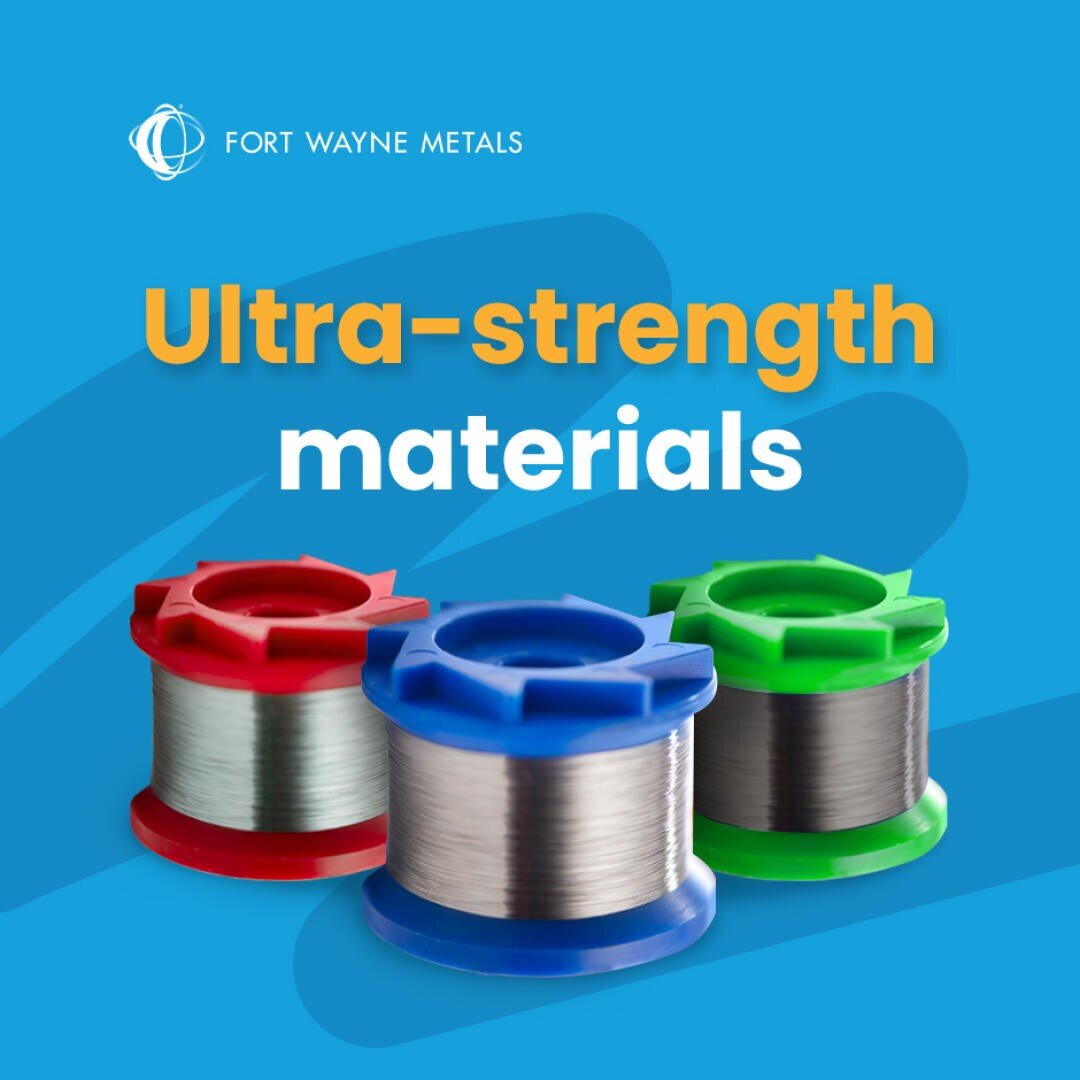 Drei Metalldrahtspulen mit roten, blauen und grünen Rändern sind auf blauem Hintergrund abgebildet. Der Text lautet: Ultrastarke Materialien mit dem Logo von Fort Wayne Metals darüber.
